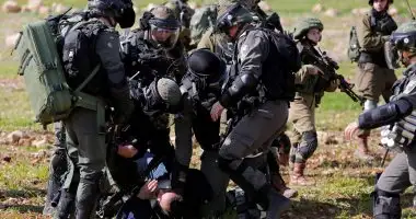 قوات الاحتلال الإسرائيلية تعتقل 14 فلسطينيا وتغلق مداخل بلدة شمال الخليل