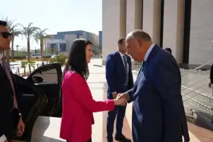 ترجلا لمقر رئاسة الحكومة.. شكري يستقبل نظيرته البلغارية بالعاصمة الإدارية