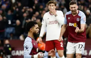 لاعب أستون فيلا يفسر رقصته المستفزة أمام حارس يونايتد