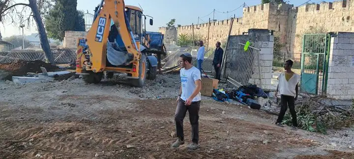 الاحتلال الإسرائيلي يقتحم أرض سوق الجمعة بالقدس ويشرع في عمليات تجريف