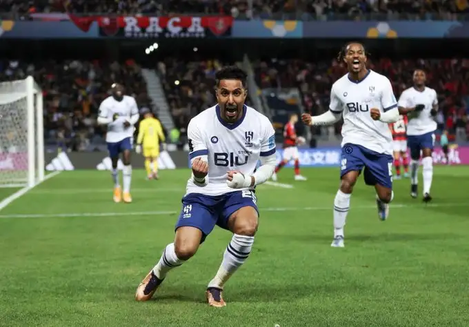 الدوسري يقود هجوم الهلال السعودي لمواجهة سباهان الإيراني