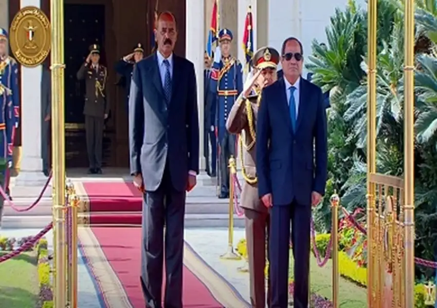 بالفيديو.. الرئيس السيسي يستقبل نظيره الإريتري في قصر الاتحادية