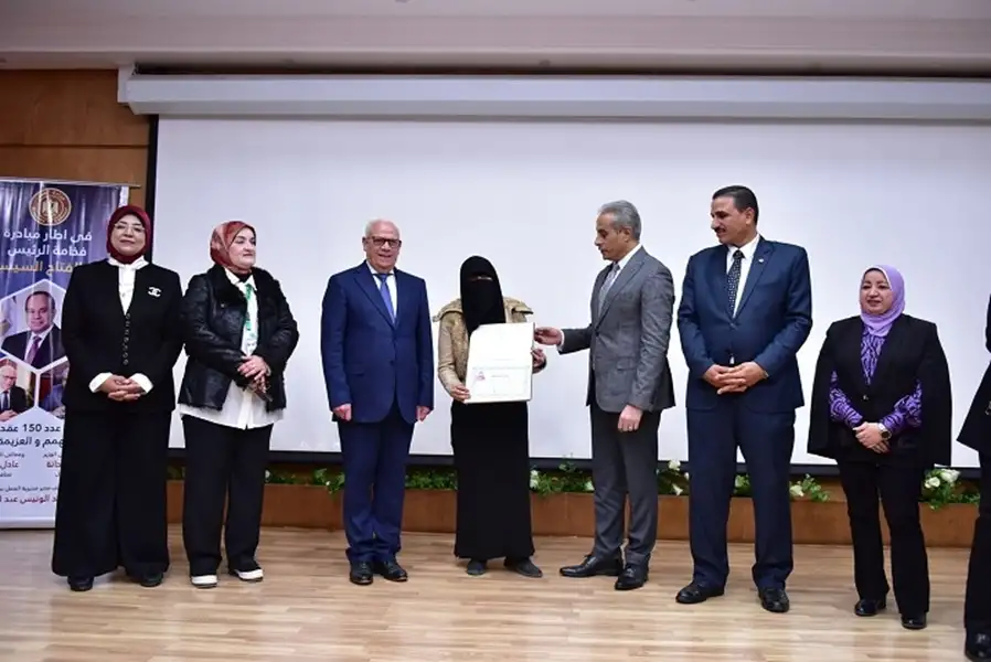 وزير العمل يوزع 150 عقد عمل لذوي الهمم في بورسعيد