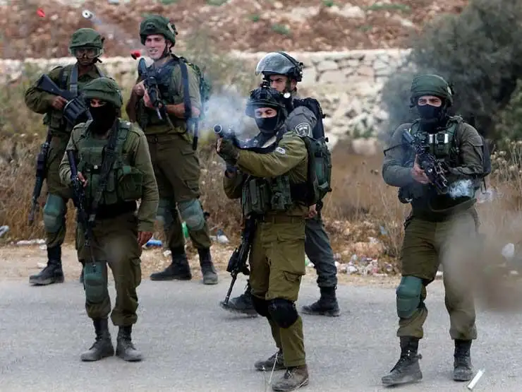 بينهم 3 أطفال.. قوات الاحتلال الإسرائيلي تعتقل 8 فلسطينيين من رام الله