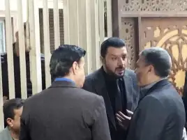 مشاجرة بين صحفي وبودي جارد في عزاء حلمي بكر.. ومصطفى كامل: مش عاوز جارد هنا والصحفيون أخواتنا