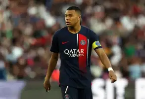 مبابي يرفض التوقيع على شعار ريال مدريد