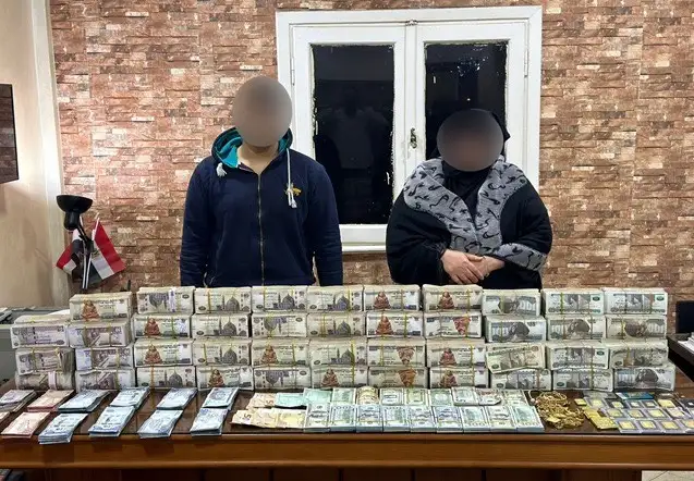 ضبط شخصين بتهمة الاتجار بالنقد الأجنبي بحوزتهم مضبوطات بقيمة 27 مليون جنيه