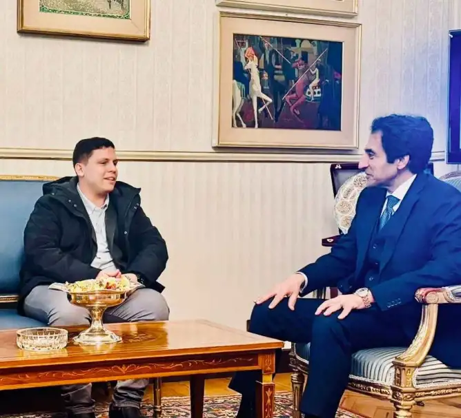 بسام راضي يكرم الطالب المصرى مارك جرجس لتفوقه فى الميكاترونكس على مستوى إيطاليا