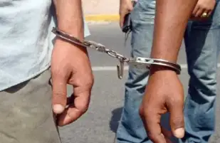 القبض على عاطلين لاتهمهما بسرقة أعمدة الإنارة فى حلوان