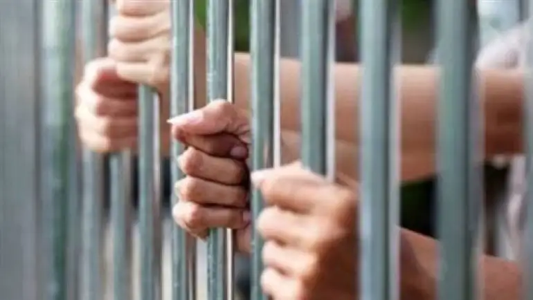 حبس عاطلين لاتهامهما بسرقة المساكن بحلوان