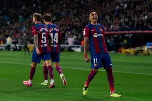 رافينيا يقود برشلونة للفوز على لاس بالماس بالدوري الإسباني
