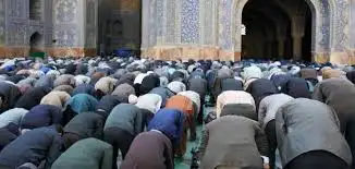 فتاوى رمضانية (29).. ما حكم صلاة الإمام بالمأمومين وهو جالس؟