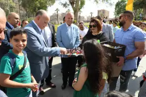 بالورود والحلوى والألعاب.. محافظ القاهرة يشارك المواطنين احتفالاتهم بعيد شم النسيم