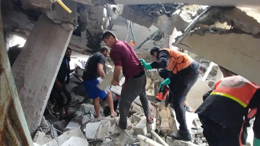 شهيد وأكثر من 20 مصابا بقصف إسرائيلي قرب منطقة كف المشروع شرق مدينة رفح الفلسطينية