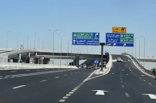 كشف ملابسات ادعاء سائق سيارة نقل بإلقاء حجارة على سيارته في طريق العلمين