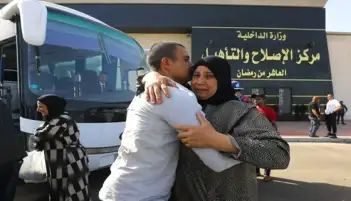 بمناسبة عيد الأضحى.. الداخلية تقيم احتفالية لنزلاء مراكز الإصلاح وتفرج بالعفو عن 4199 نزيلا