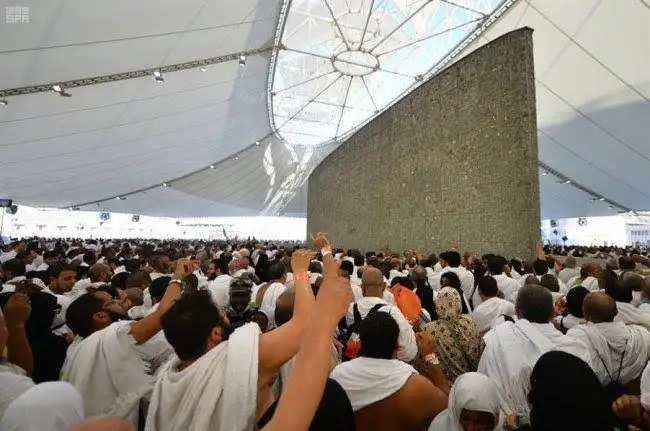 حجاج السياحة يواصلون رمي الجمرات في أول أيام التشريق بمنى
