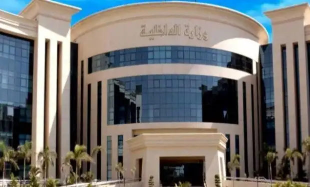 بدء وقف الخدمات الحكومية للأجانب غير الملتزمين باستخراج إعفاء تراخيص الإقامة
