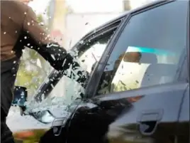 القبض على لصين سرقا حقيبة من داخل سيارة بالمنيرة