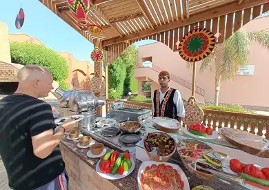 فول وطعمية وخبز بلدي.. الأكلات الشعبية تجدب السائحين بمدينة مرسى علم