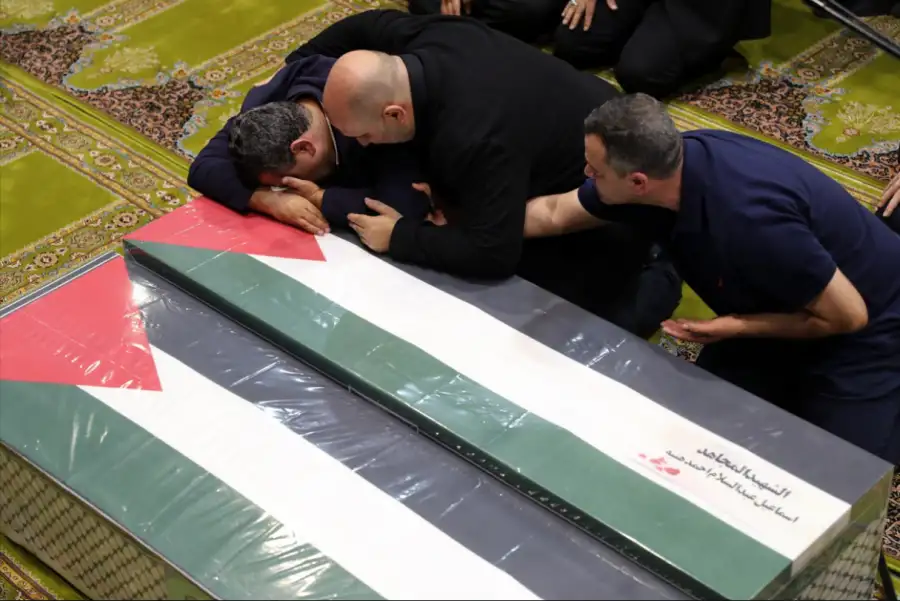 بالصور.. أبناء إسماعيل هنية يبكونه بحرقة خلال وداعه قبيل مراسم تشييعه في طهران