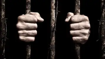 حبس عاطل مزق جسد نجار بسبب تعدي نجل الأول عليه بألفاظ بذيئة بالمرج