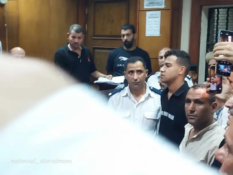 بكاء عصام صاصا خلال جلسة محاكمته في اتهامه بالتسبب في وفاة عامل أعلى دائري المنيب