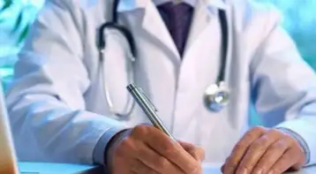 بعد القبض على مهندسة تجري عمليات تجميل.. ما هي عقوبة انتحال صفة طبيب؟