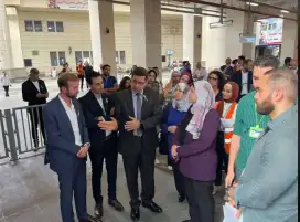 القطار الكهربائي الخفيف: إضافة لغة الإشارة داخل المحطات تجريبيا.. ومحتوى إرشادي مترجم بمحطة عدلي منصور