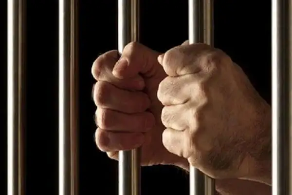 حبس متهم بسرقة سيدة عنوة تحت تهديد السلاح في الإسكندرية