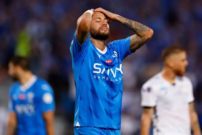 تعفي لاعب فريق الهلال السعودي و مشاركته مع الفريق الفتره القادمه