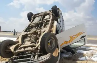 مصرع شخص وإصابة آخر إثر انقلاب سيارة ربع نقل بإدفو في أسوان
