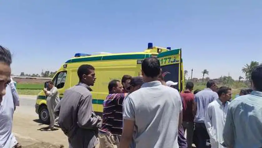 إصابة 8 أشخاص في حادث انقلاب سيارة سوزوكي بالطريق الأوسطي