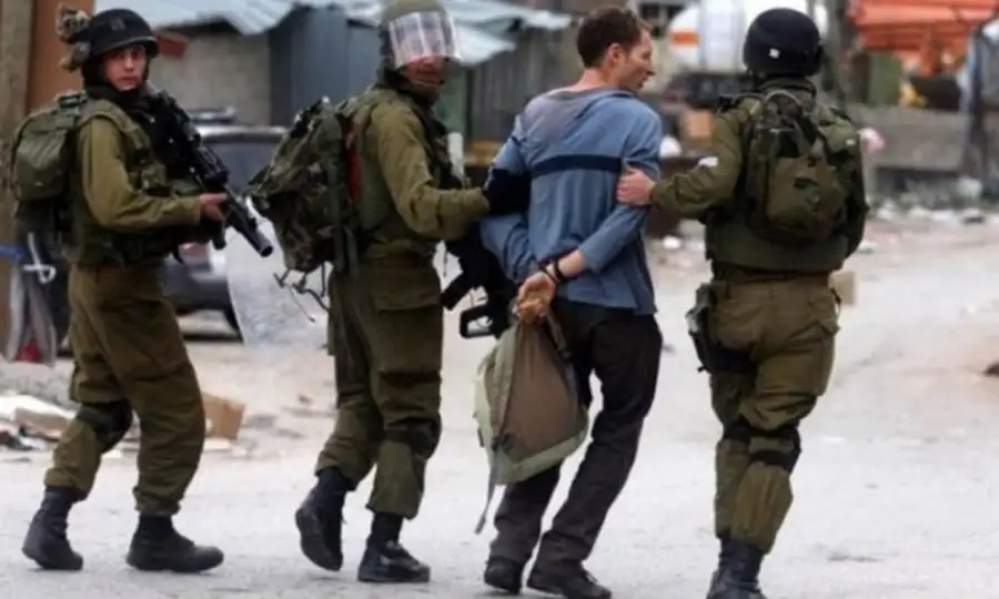 الاحتلال يعتقل 18 فلسطينيا من الضفة بينهم فتاتان