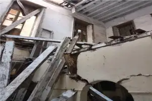 إصابة شخص إثر انهيار جزئي بعقار قديم في الإسكندرية
