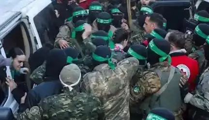 بدء تسليم 3 أسرى إسرائيليين في غزة ضمن دفعة التبادل الرابعة