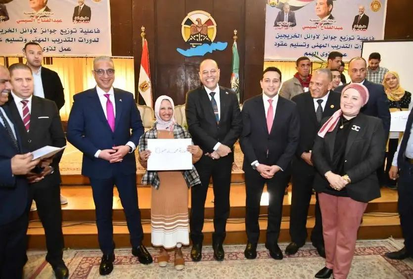 وزير العمل يسلم عقود عمل لذوي الهمم ويكرم أوائل خريجات التدريب المهني في الفيوم