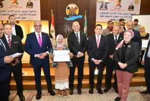 وزير العمل يسلم عقود عمل لذوي الهمم ويكرم أوائل خريجات التدريب المهني في الفيوم