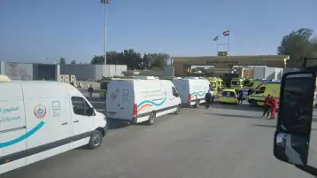عودة أول أفواج العالقين الفلسطينيين من معبر رفح البري وتجهيزات طبية لاستقبال المصابين