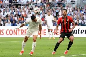 عبد المنعم ضمن قائمة نيس لمواجهة باريس في الدوري الفرنسي